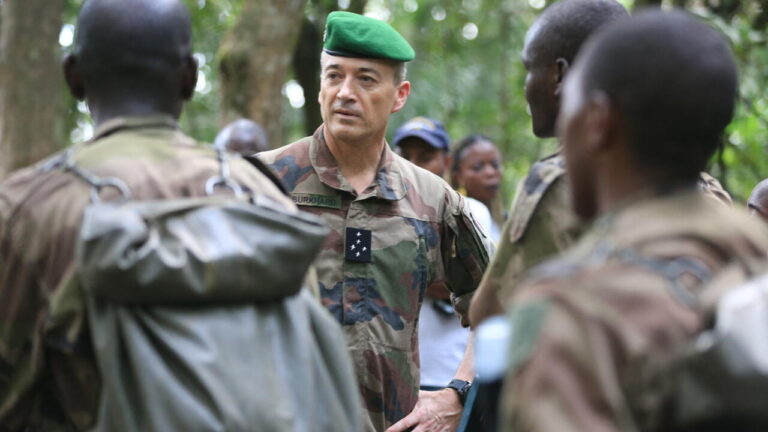 Général Thierry Burkhard en contact avec les troupes