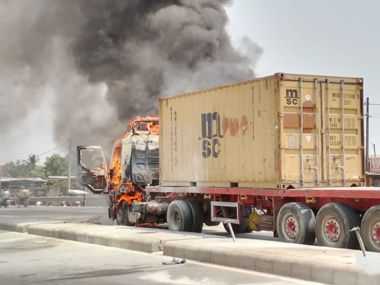 Abomey-Calavi: un camion en feu sur l'échangeur de Godomey