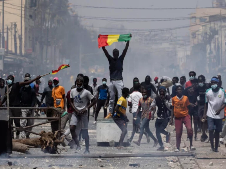 Sénégal: un mort dans les manifestations contre le report de la présidentielle