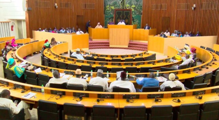 Sénégal: le Parlement vote le report de la présidentielle, Macky Sall reste en poste