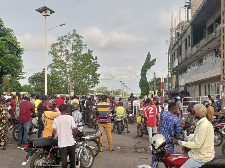 Marche contre la vie chère au Bénin: l'ambiance à la Bourse du Travail (vidéo)