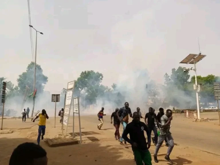 Burkina: la police disperse une manifestation devant l'ambassade de France à Ouagadougou