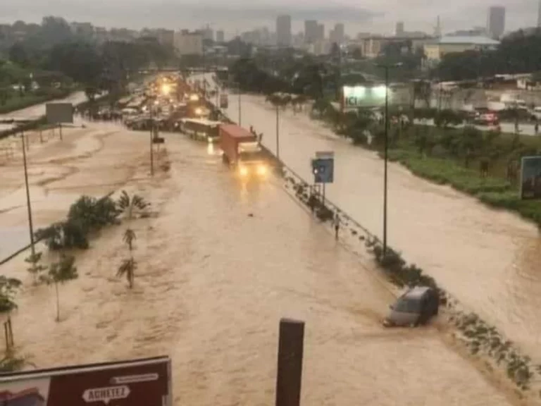 Pluies à Abidjan: un immeuble R+4 s'effondre à Adjamé (vidéo)