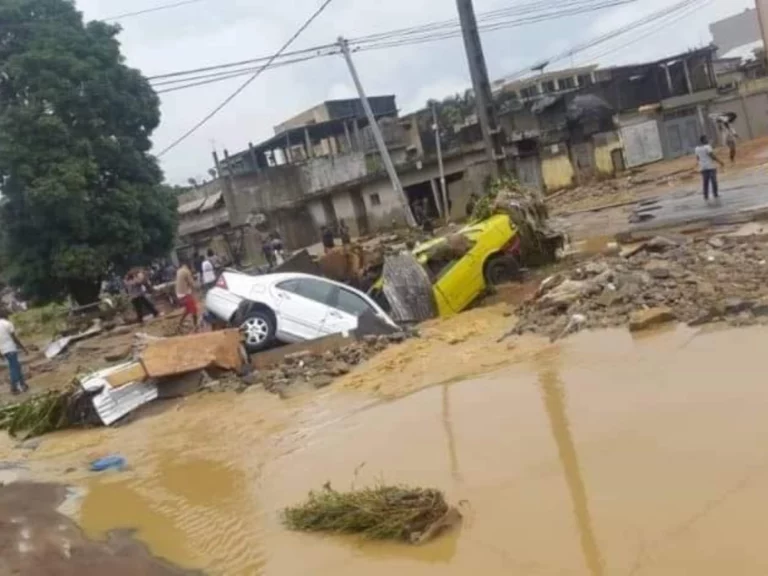 Pluies à Abidjan: un immeuble R+4 s'effondre à Adjamé (vidéo)
