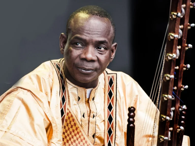 Décès de Toumani Diabaté: le monde de la musique pleure le roi de la kora