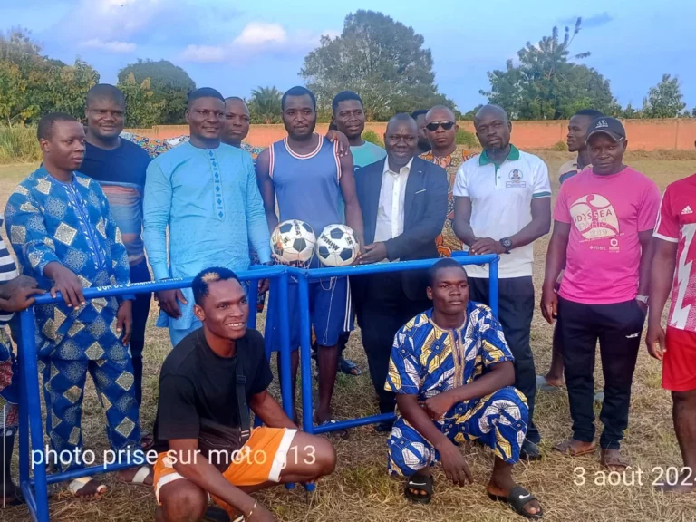 Firmin Sowanou fait don d'équipements à l'équipe de football de Hlassamè