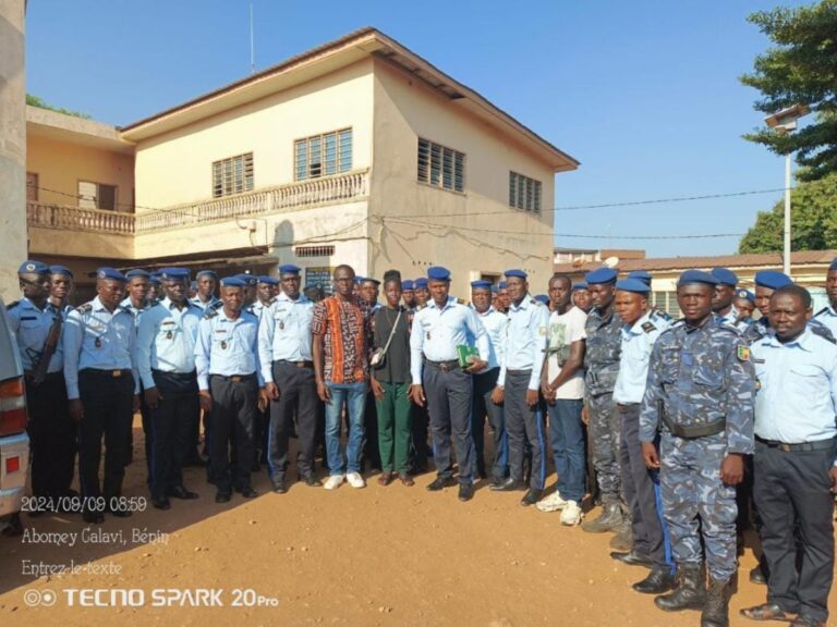 Roland Djossou et la délégation de U-Reporters au commissariat central d'Abomey-Calavi