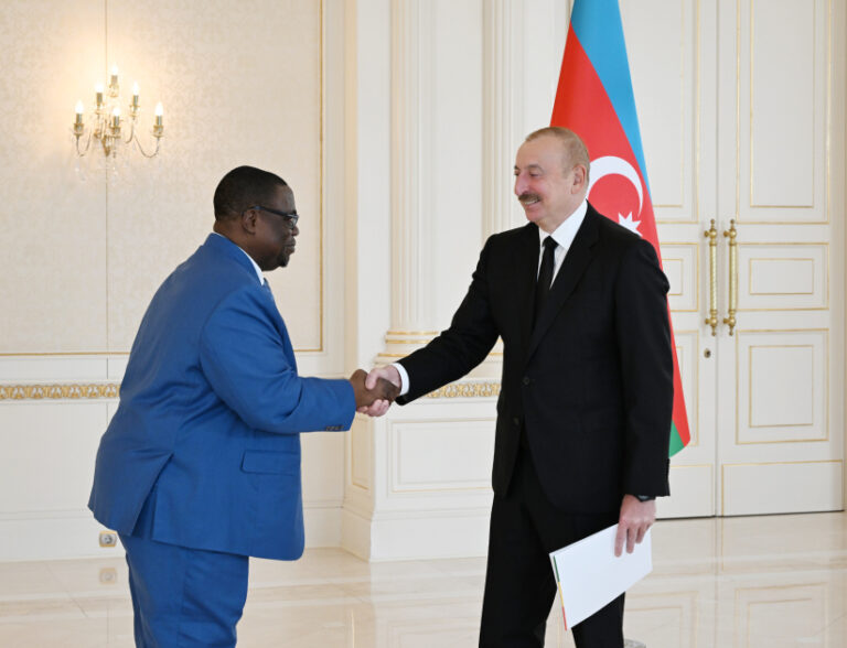 André Okounlola-Biaou présente ses lettres de créance au président azerbaïdjanais, Ilham Aliyev