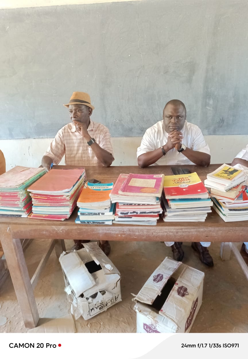 Dr SABI YO BONI Azizou stimule la lecture au CEG Guilmaro avec un généreux don de livres